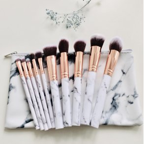 Toiletpung i marmorprint med 10 makeup pensler