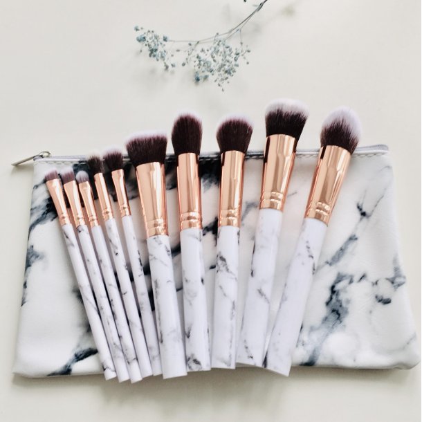 Toiletpung i marmorprint med 10 makeup pensler