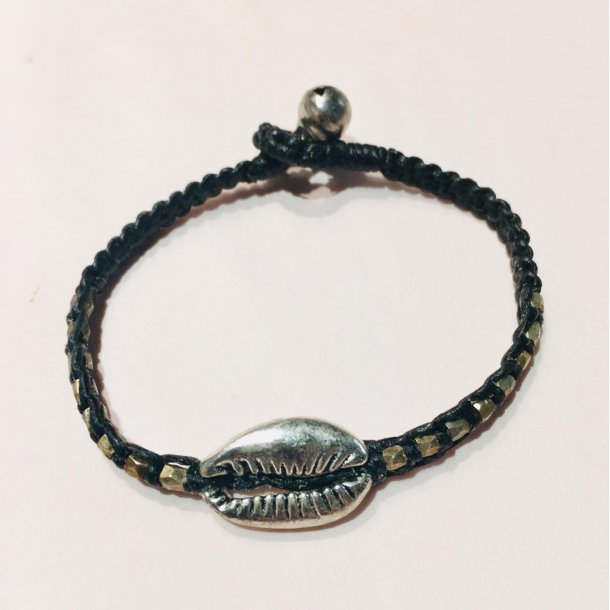 Armbnd i lder med slv metal konkylie