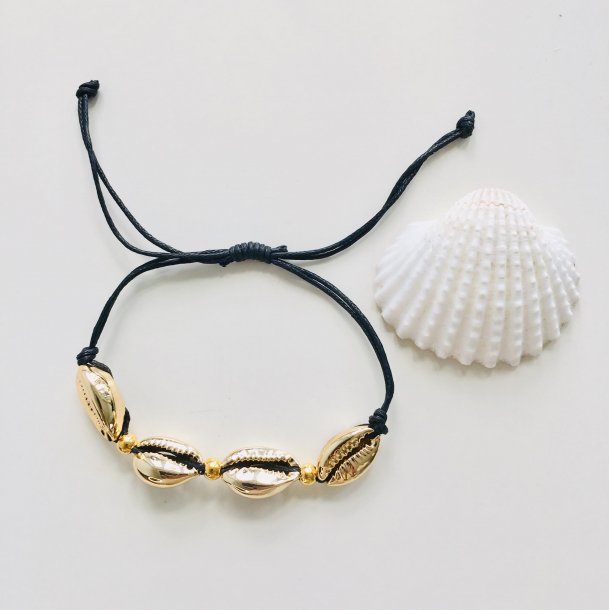 Armbnd med muslinger sort | MillaVanilla