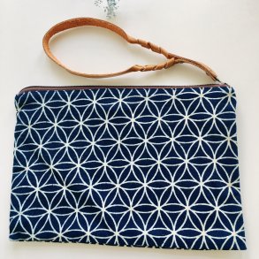 Clutch med læderhank batik blå optik