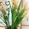 Buket med grs og sart orange blomster