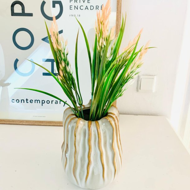 Buket med grs og sart orange blomster