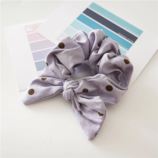 Scrunchie lilla med sorte prikker | MillaVanilla